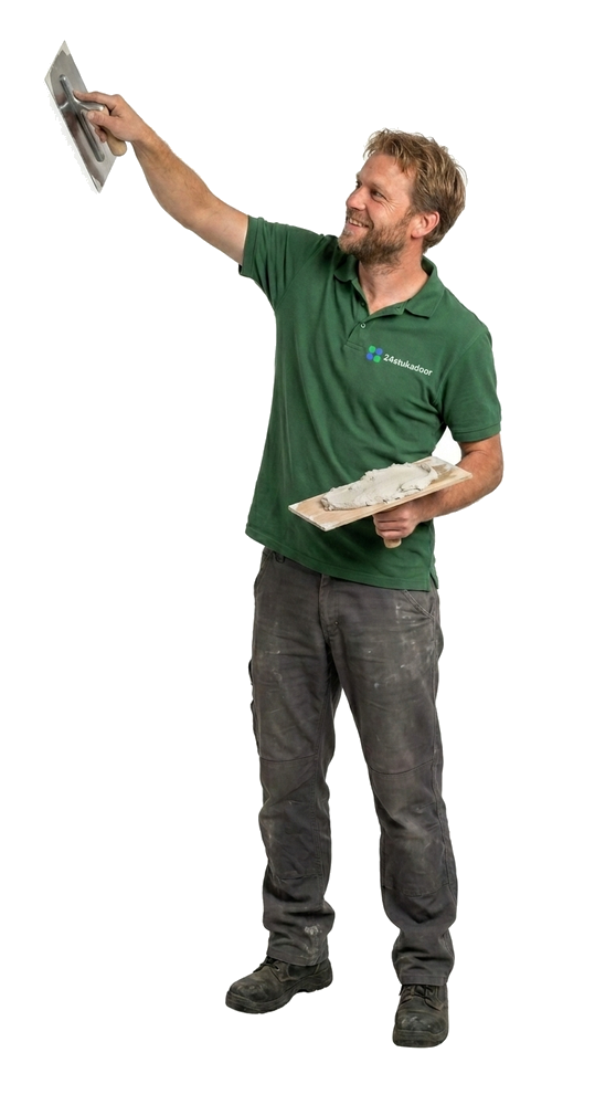 Stukadoor van 24stukadoor werkt een muur strak af