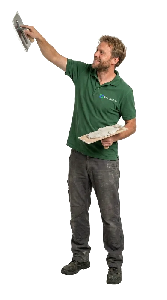 Stukadoor van 24stukadoor werkt een muur strak af