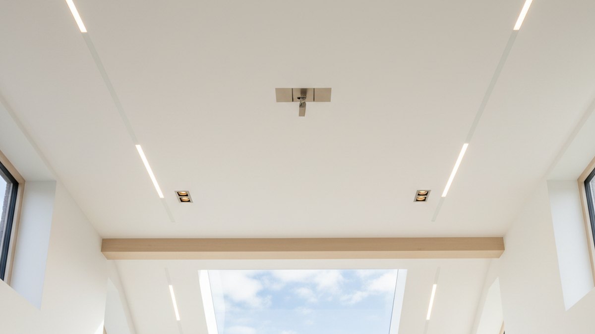Plafond stucen door 24stukadoor